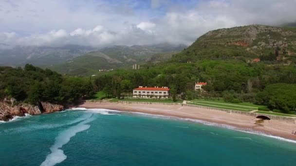 El parque Milocer, Villa, playa Reina. Cerca de la isla de Sveti Stefan — Vídeos de Stock