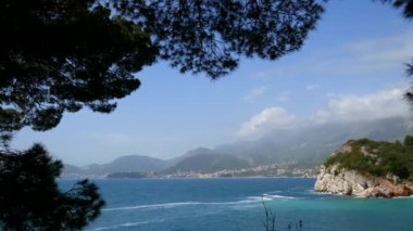 Rock kraliçesi, Sveti Stefa Adası yakınlarında denize yakın