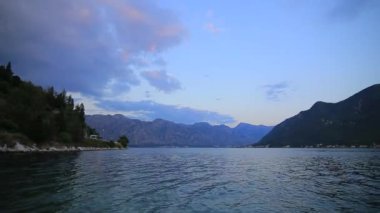 Kotor Koyu'ndaki Karadağ gecede. Şehirde Perast wharf