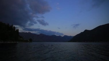 Kotor Koyu'ndaki Karadağ gecede. Şehirde Perast wharf