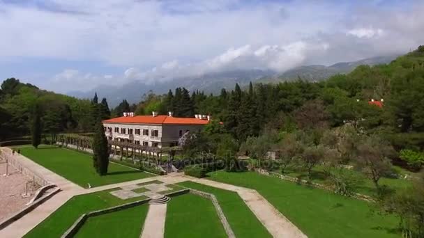 Het park Milocer, Villa, strand koningin. In de buurt van het eiland Sveti Stefan — Stockvideo