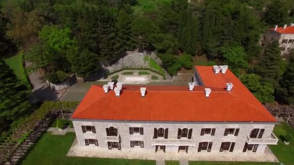 A park Miločer, Villa, tengerpart Queen. Közelében a sziget Sveti Stefan — Stock videók
