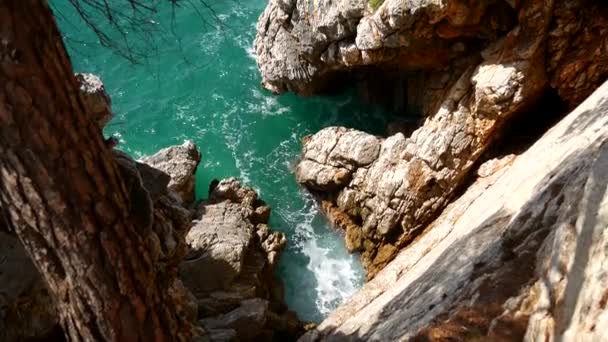 Rocas en el mar en Montenegro. Costa rocosa. Playa salvaje. Dangero — Vídeos de Stock