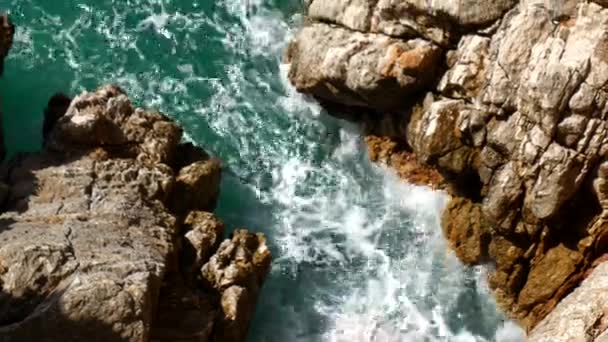 モンテネグロの海の岩。岩石の多い海岸。野生のビーチ。Dangero — ストック動画