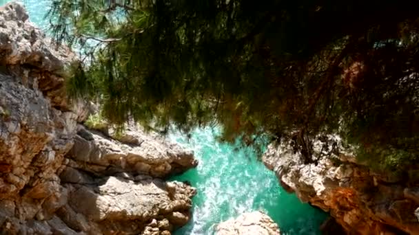 Sziklák a tengerparton Montenegró. Sziklás partján. Wild beach. Dangero — Stock videók