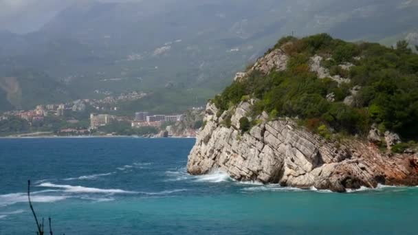 Βράχο κοντά στην παραλία της βασίλισσας, κοντά στο νησί του Sveti Stefa ο — Αρχείο Βίντεο
