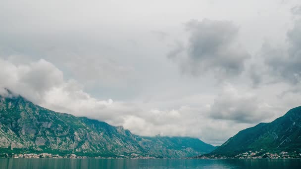 Kotor-öböl Montenegróban. Hegységek, kanyonok, tengeri. — Stock videók