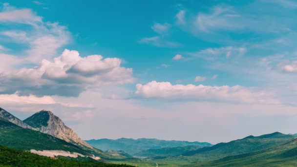 Hory Komovi v Černé hoře. Mlha padá na hoře, jak slunce zapadá — Stock video