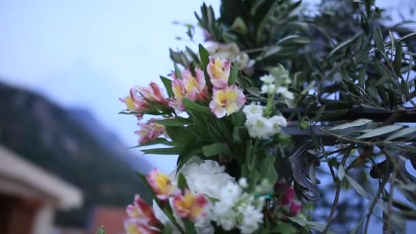 Blumen Alstromerie und Olivenzweige im Hochzeitsbogen. wedd — Stockvideo