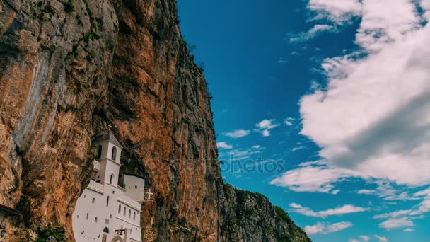 Klášter Ostrog v Černé hoře. Unikátní klášter ve skále — Stock video