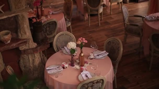 Stůl v restauraci. Interiér kavárny — Stock video