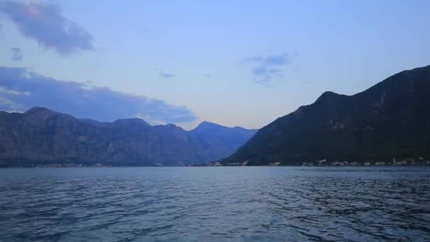 Kotor Bay en Montenegro noche. Muelle en la ciudad Perast — Vídeos de Stock