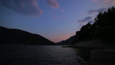 Kotor Koyu'ndaki Karadağ gecede. Şehirde Perast wharf