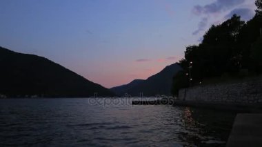 Kotor Koyu'ndaki Karadağ gecede. Şehirde Perast wharf