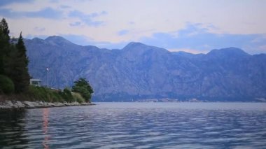 Kotor Koyu'ndaki Karadağ gecede. Şehirde Perast wharf