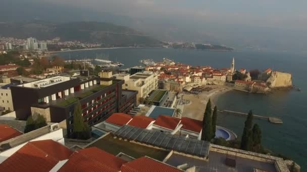 De oude stad van Budva, schieten met lucht drone. Montenegro — Stockvideo