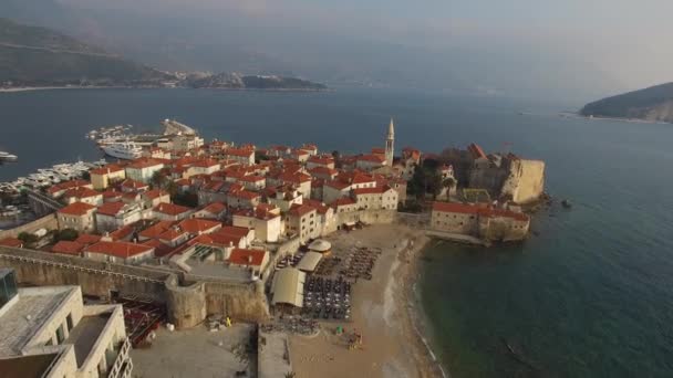 Starého města Budvy, Střelba s DRONY vzduchu. Černá Hora — Stock video