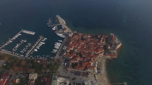 Den gamla staden Budva, skytte med luft drone. Montenegro — Stockvideo