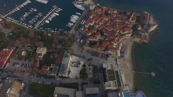 De oude stad van Budva, schieten met lucht drone. Montenegro — Stockvideo