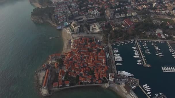 El casco antiguo de Budva, disparando con un avión no tripulado. Montenegro — Vídeo de stock