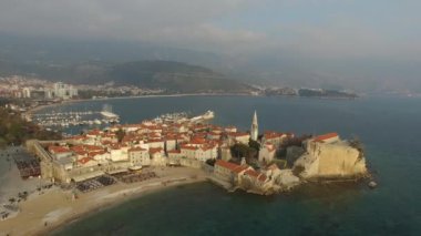 Eski şehir, hava uçak ile çekim Budva. Karadağ
