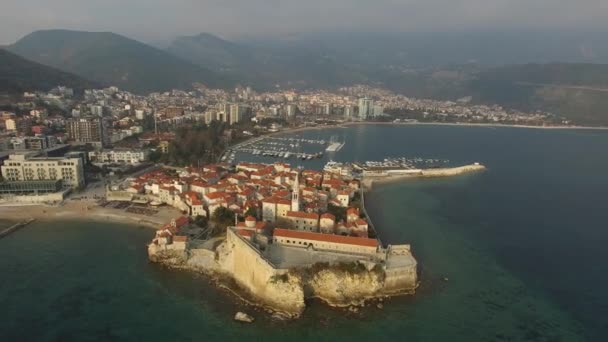 Die altstadt von budva, schießen mit der luftdrohne. Montenegro — Stockvideo