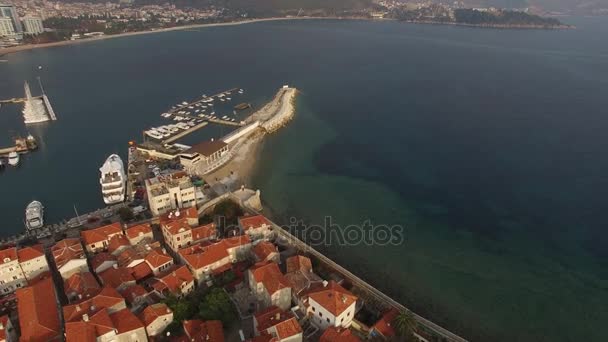 De oude stad van Budva, schieten met lucht drone. Montenegro — Stockvideo