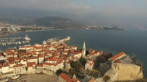 До Старого міста Будви, Стрільба з повітря гул. Чорногорія — стокове відео