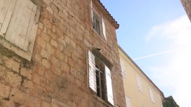 Beyaz pencere kepenkleri. Karadağ cephe evlerde