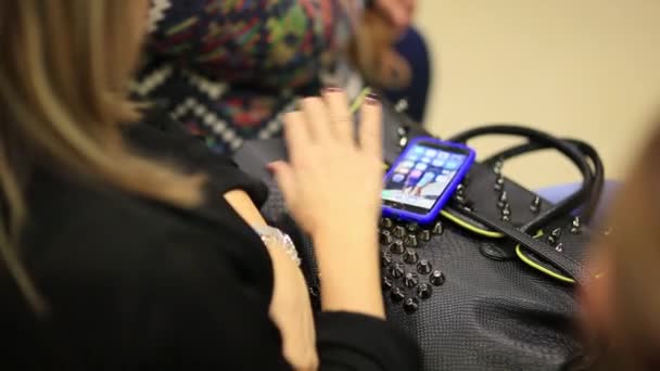 Telefone em mãos femininas. Menina gosta de smartphone — Vídeo de Stock