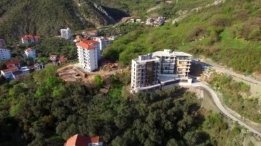 Dağlarda çok katlı ev. Karadağ mimarisi. P