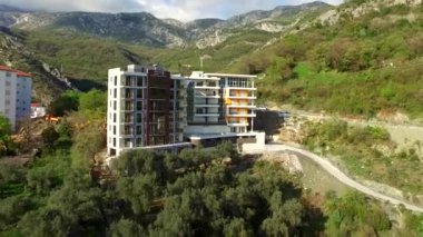 Dağlarda çok katlı ev. Karadağ mimarisi. P