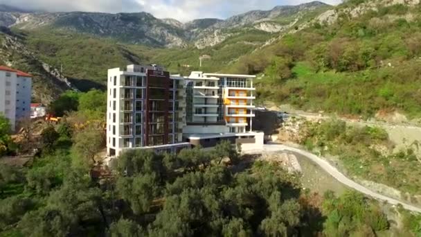 Meerdere verdiepingen huis in de bergen. Montenegrijnse architectuur. P — Stockvideo