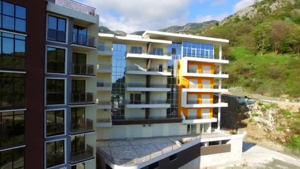 Vícepodlažní dům v horách. Černohorská architektura. P — Stock video