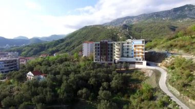 Dağlarda çok katlı ev. Karadağ mimarisi. P