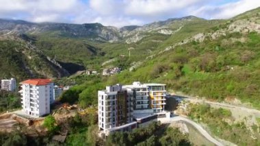Dağlarda çok katlı ev. Karadağ mimarisi. P
