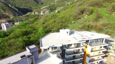 Dağlarda çok katlı ev. Karadağ mimarisi. P