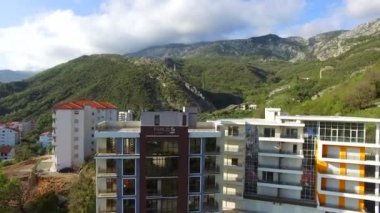 Dağlarda çok katlı ev. Karadağ mimarisi. P