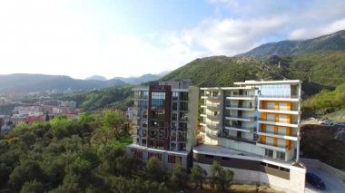 Dağlarda çok katlı ev. Karadağ mimarisi. P