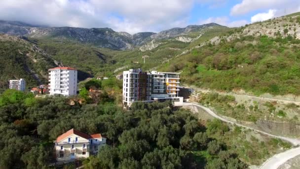 Geschossiges Haus in den Bergen. montenegrinische Architektur. p — Stockvideo