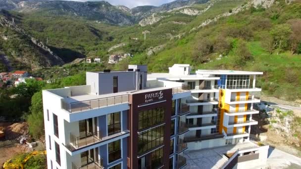 Casa de varios pisos en las montañas. Arquitectura montenegrina. P — Vídeo de stock
