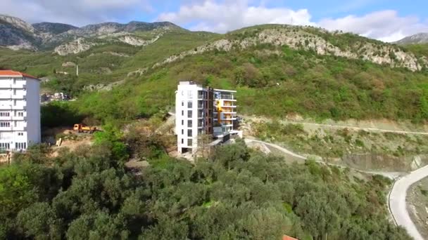 Geschossiges Haus in den Bergen. montenegrinische Architektur. p — Stockvideo