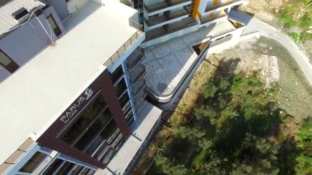 Multi-storey 집 산에서. 몬테네그로 아키텍처입니다. P — 비디오