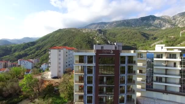 Meerdere verdiepingen huis in de bergen. Montenegrijnse architectuur. P — Stockvideo