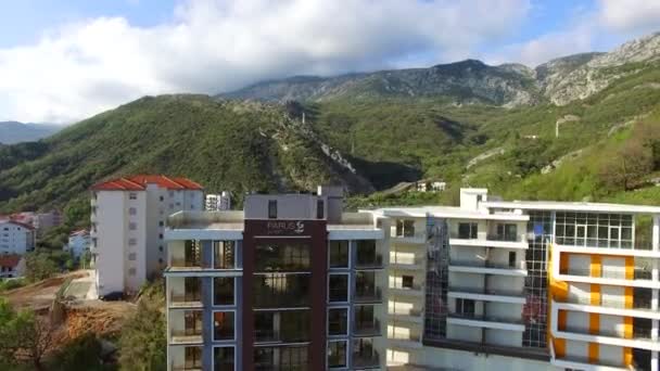 Meerdere verdiepingen huis in de bergen. Montenegrijnse architectuur. P — Stockvideo