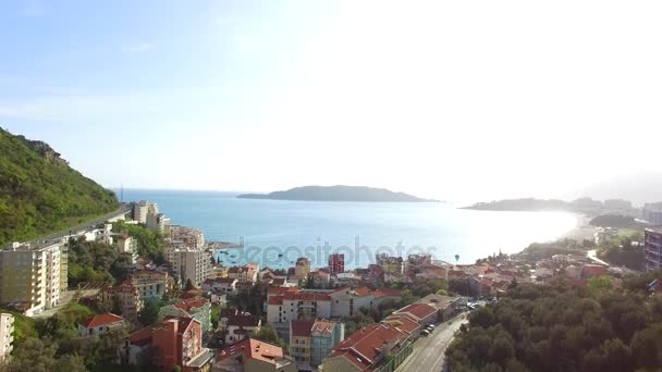 Asentamiento Rafailovici, Budva Riviera, Montenegro. La costa de — Vídeo de stock