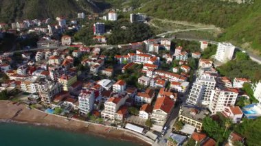 Yerleşim Rafailovici, Budva Riviera, Karadağ. Sahillerinin