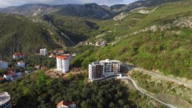 Dağlarda çok katlı ev. Karadağ mimarisi. P