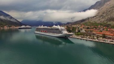 Kotor Körfezi Karadağ'ın büyük yolcu gemisi. Eski
