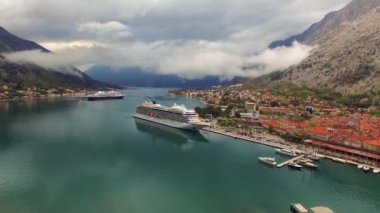 Kotor Körfezi Karadağ'ın büyük yolcu gemisi. Eski